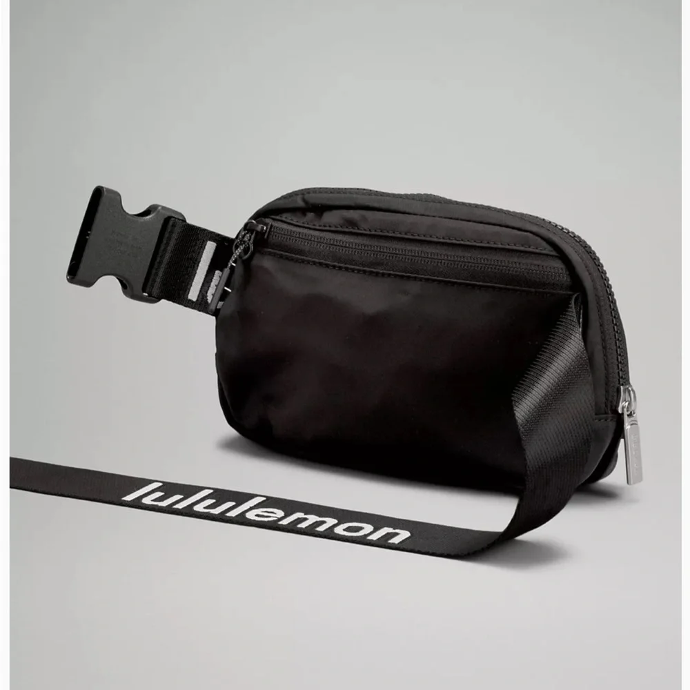 Lululemon Everywhere Belt Bag Wordmark Black - Picture 4 of 12